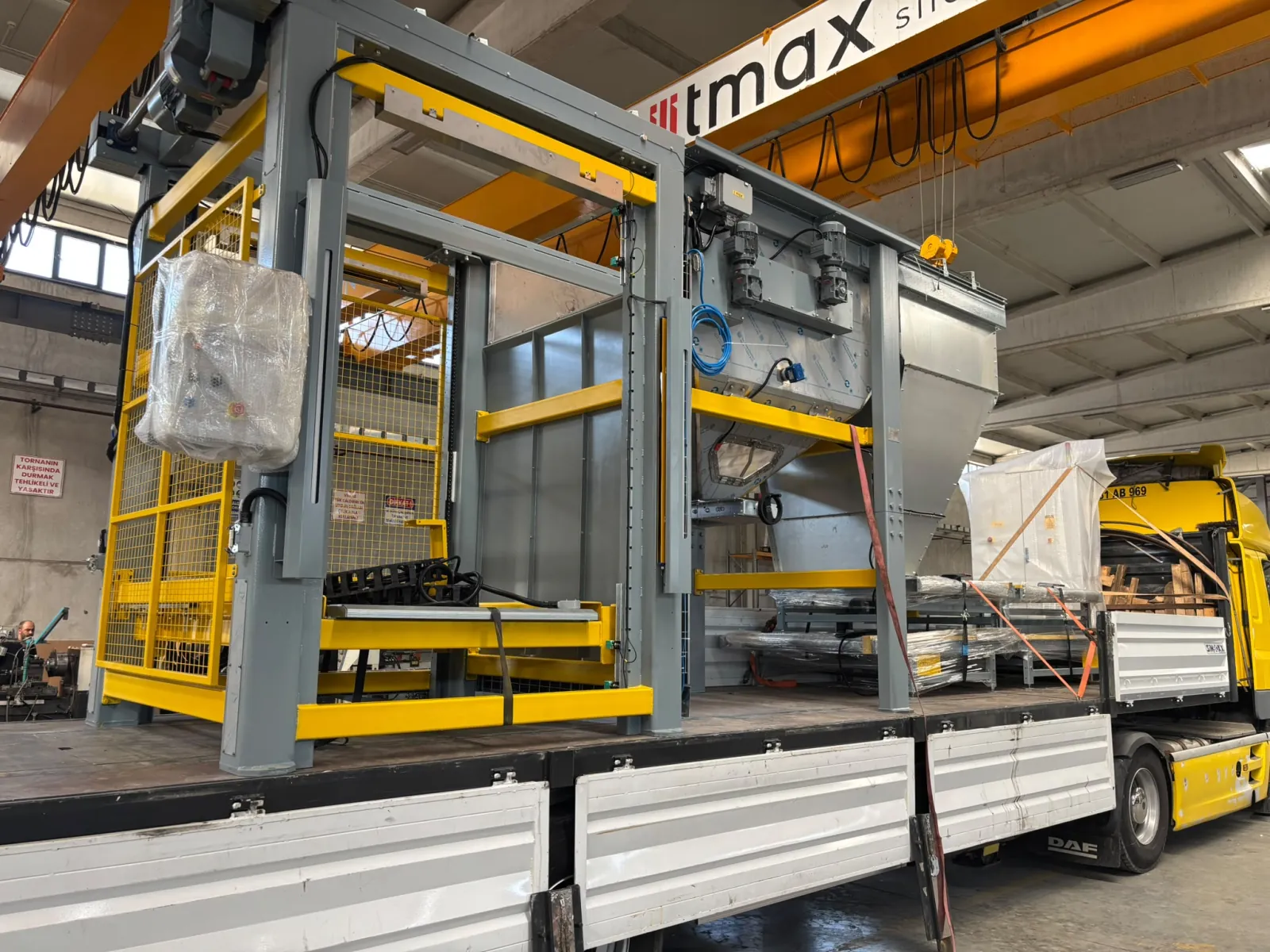 Bagomax 600 sistemi sevkiyat için kamyona yükleniyor