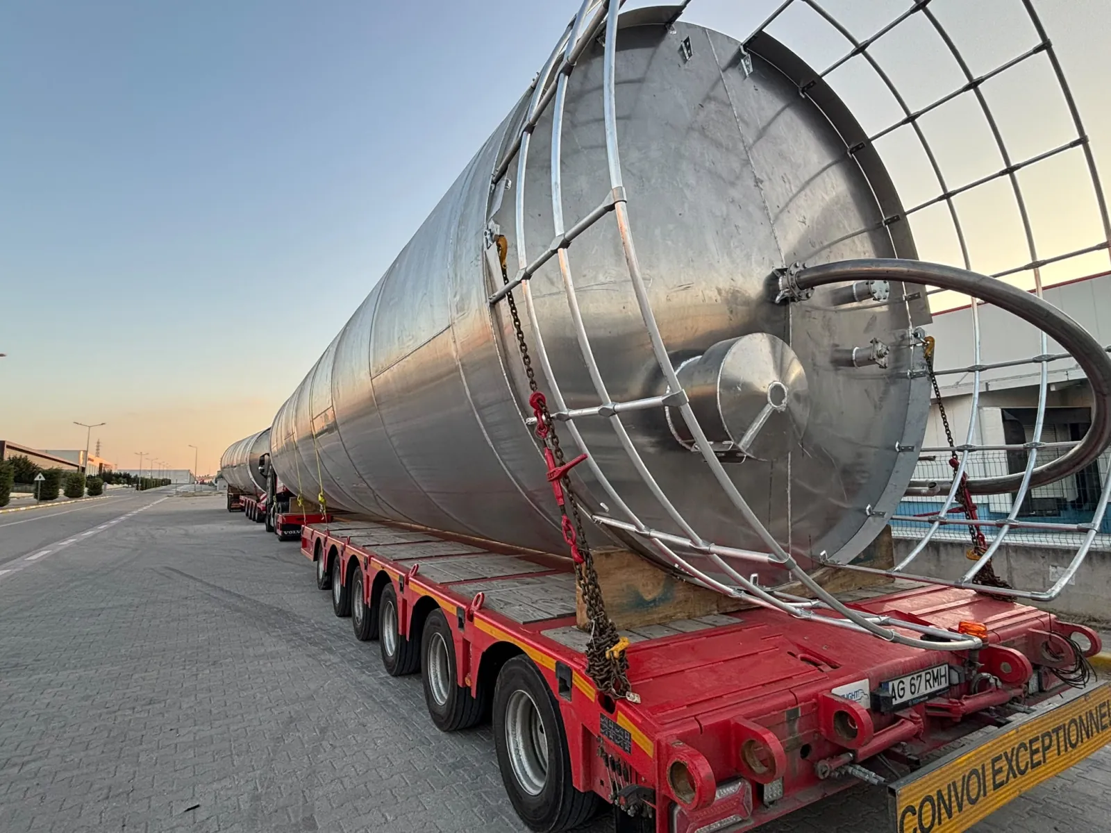 Silokonus mit montiertem Schutzkorb auf dem Schwertransportfahrzeug