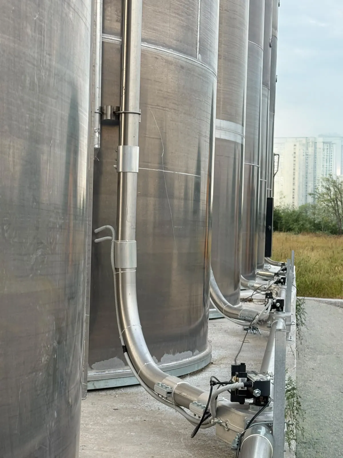 Rohstoff-Förderleitung unter den Silos mit Bögen und Leitungsventilen