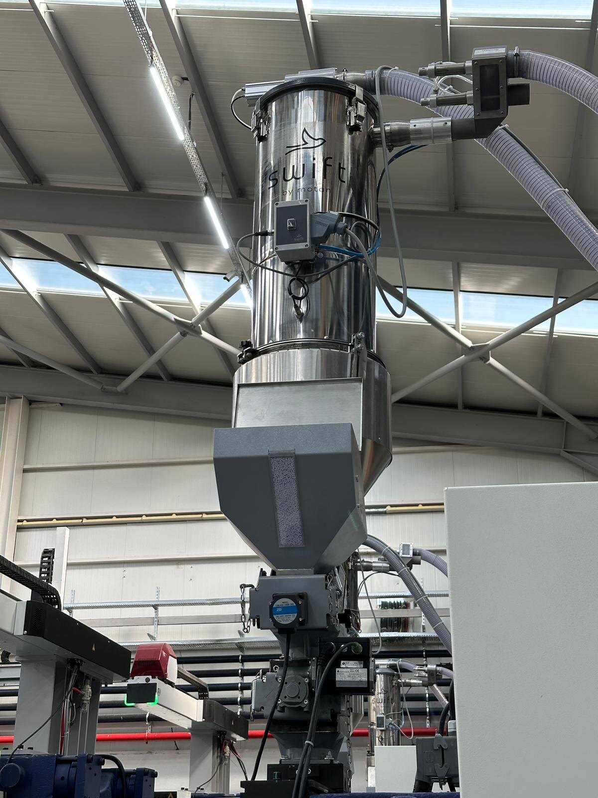 Automatic feeding of raw material to the machine