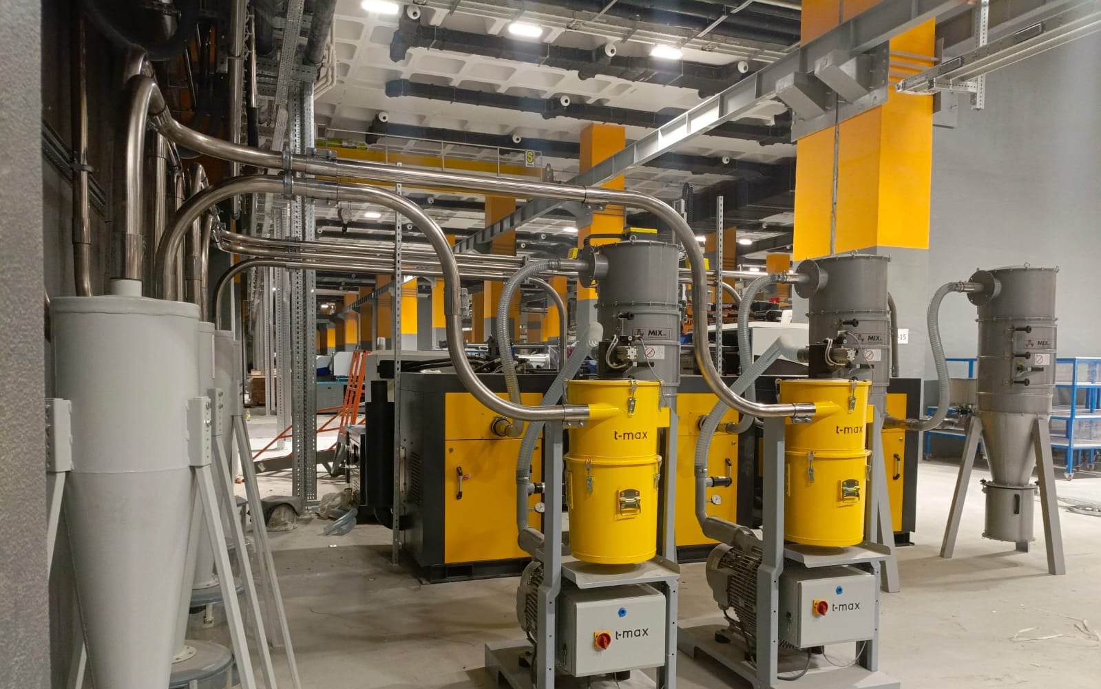 T-MAX automatic loader units feeding the machines