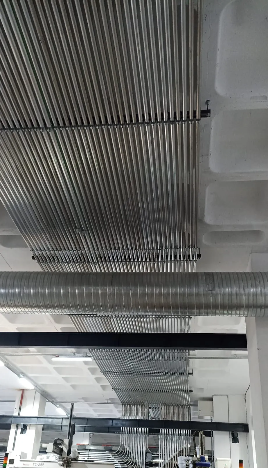 Orderly conveying pipe lines on the ceiling